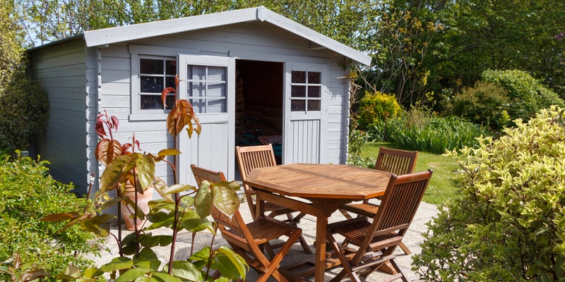 Abri de jardin et salon de jardin