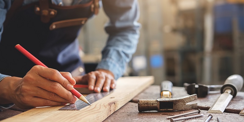 Menuisier utilisant de l'avivé bois
