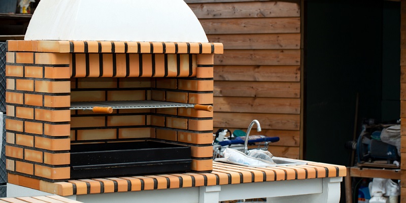 Barbecue en briques sur la terrasse