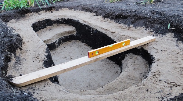 Creuser la terre et positionner le bassin préformé