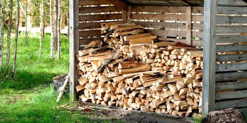 Bois de chauffage rangé dans un abri dédié