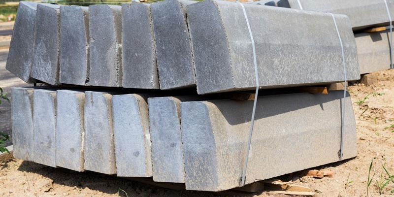 Pile de bordures de trottoir avant la pose