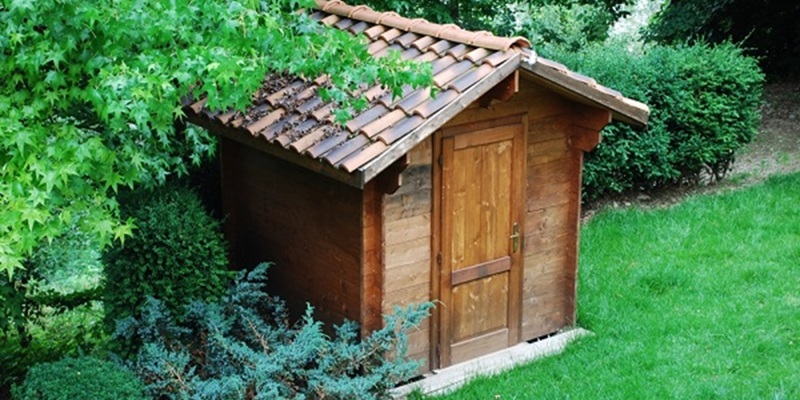 Toiture abri de jardin en tuiles