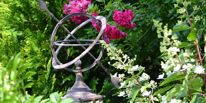 Cadran solaire entouré de fleurs