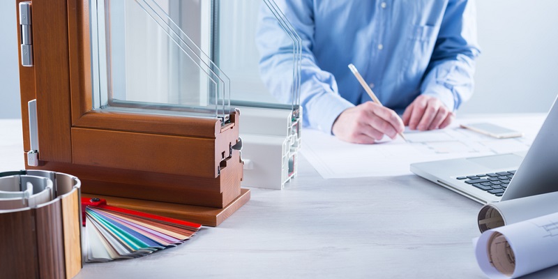 Employé de bureau d'études faisant des calculs