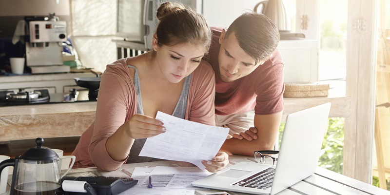 Jeune couple étudiant leur budget