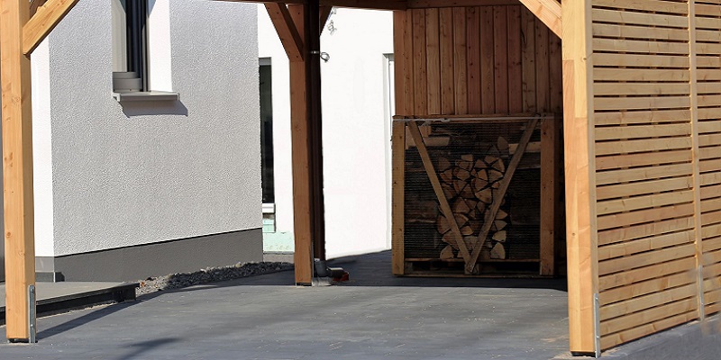 Carport bois installé dans la cour d'une maison
