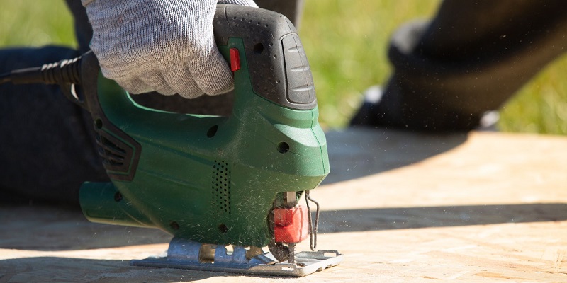 Découpe d'un panneau osb à la scie sauteuse