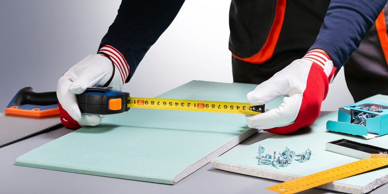 Découpe d'une plaque de plâtre hydrofuge