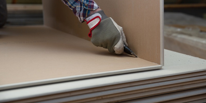 Découpe d'une plaque de plâtre