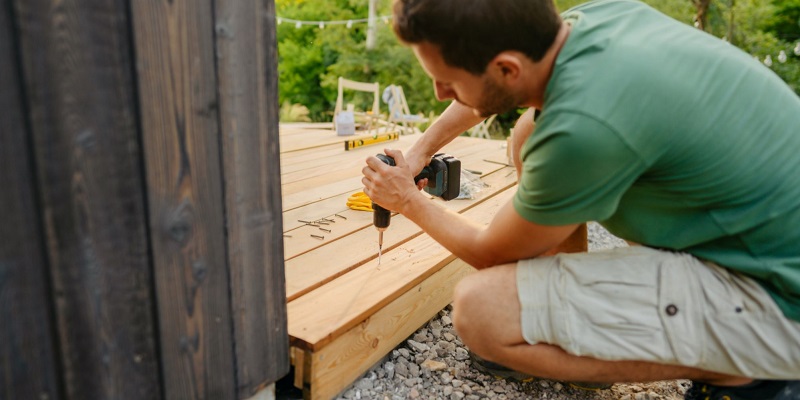Fixation de vis sur une terrasse en bois