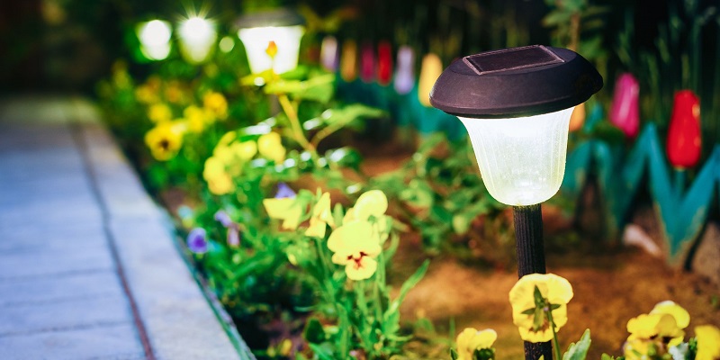 Eclairage LED solaire dans un massif à fleurs