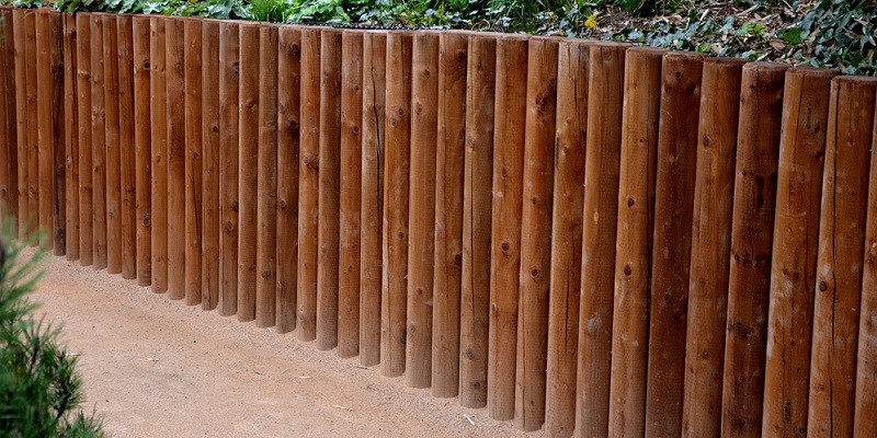 Rondins de bois dans le jardin