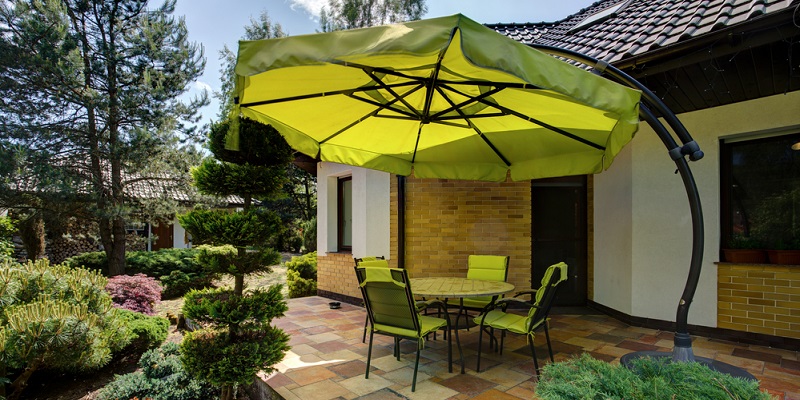 Parasol posé sur une terrasse