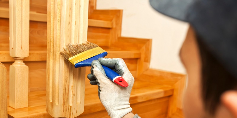 Peindre le garde corps d'un escalier en bois