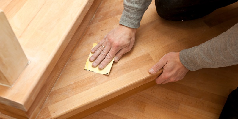 Poncer un escalier en bois