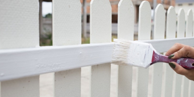 Mise en peinture d'une clôture en bois