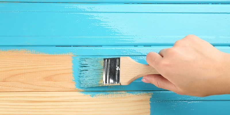 Application d'une peinture sur un bardage bois