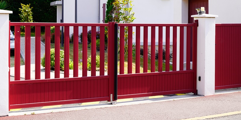 Portail de couleur rouge