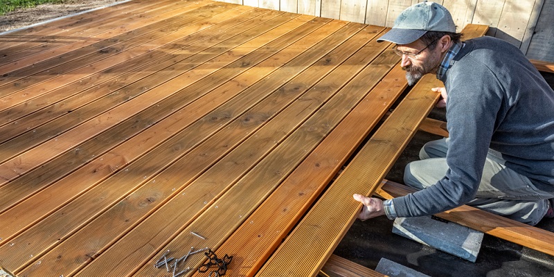Pose de lames en bois sur une terrasse