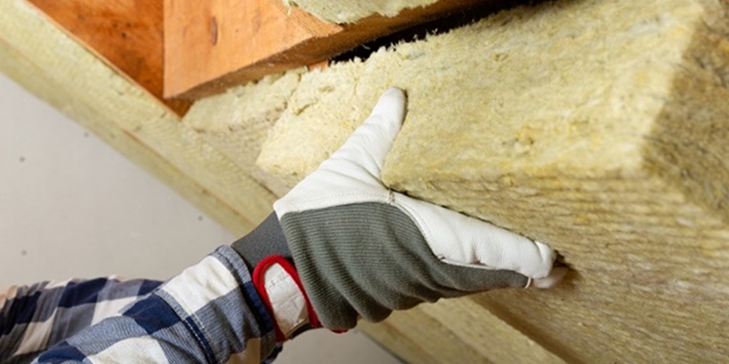 Pose de laine de roche entre chevrons