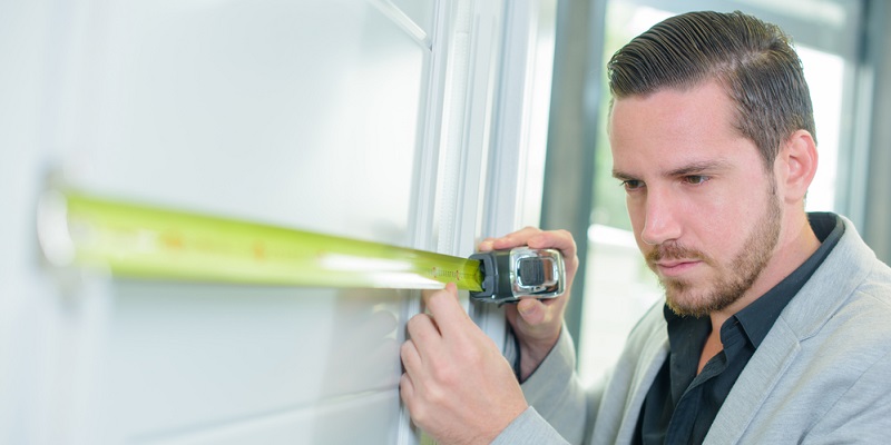 Prise de cotes pour une porte d'entrée