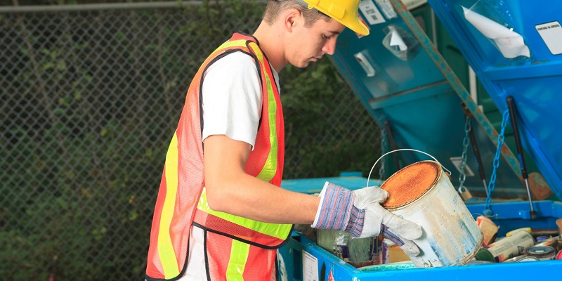 ouvrier faisant le tri des déchets de chantier