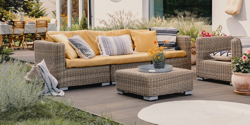 Salon, chaises et table de jardin sur la terrasse