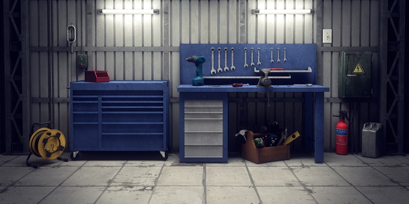 Servante d'atelier à côté d'un établi