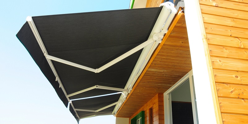 Store extérieur ouvert