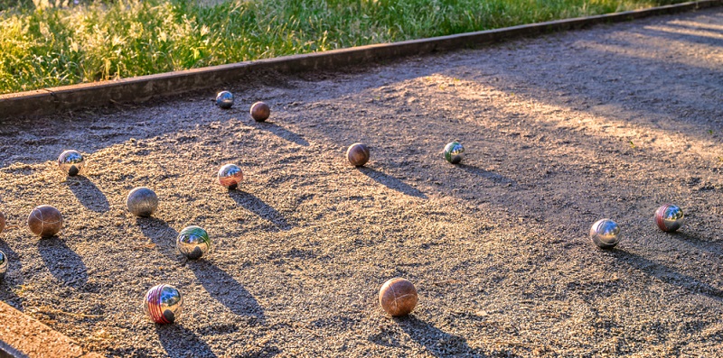 Terrain de pétanque dans le jardin