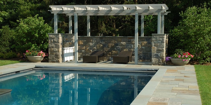 Pergola face à la piscine