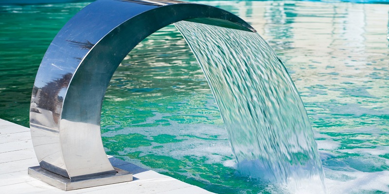 Cascade bord de piscine