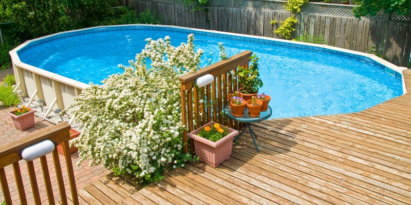 Deck autour de la piscine