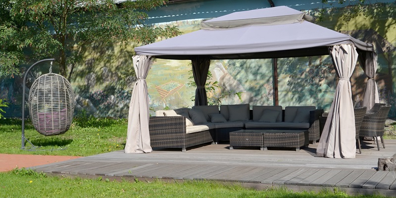 Tonnelle installée dans le jardin