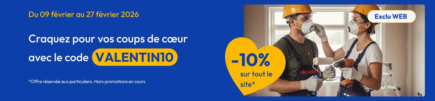 Un couple fait des travaux avec un code promo de 10 pourcent par dessus