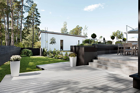 Photo d'ambiance terrasse ext&eacute;rieure bois et composite blanc