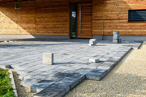 Photo d'ambiance terrasse ext&eacute;rieure en cours de dallage