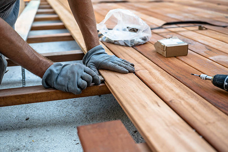 Photo d'ambiance terrasse ext&eacute;rieure bois en cours de construction