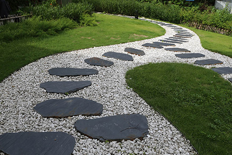 Photo d'ambiance chemin de dalles et graviers