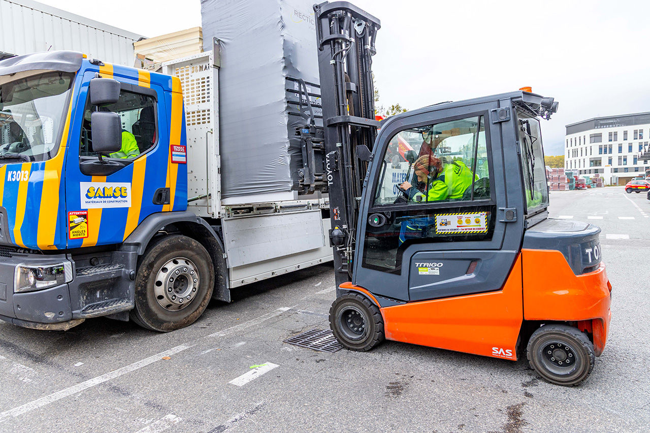 Chargement de produits dans un camion Samse