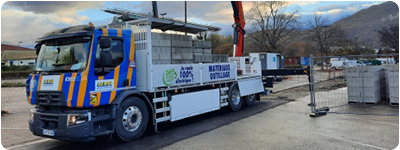 Livraison sur chantier avec Camion grue