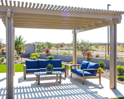 Pergola en bois dans le jardin