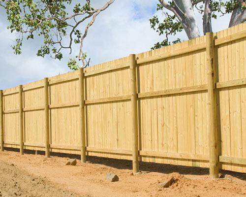 Poteaux et rondins fixés au sol Clôture en poteaux et rondins fixés au sol