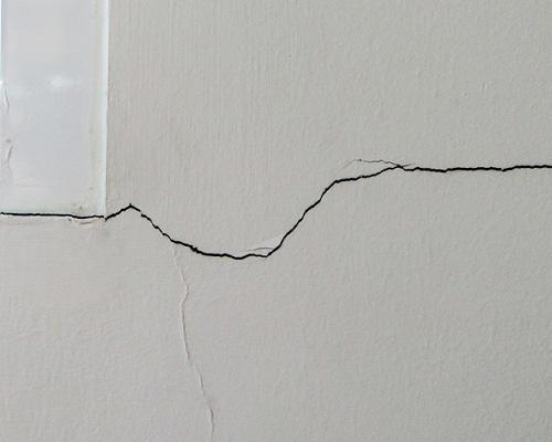 Fissure au mur conséquence récurrente du retrait gonflement des sols