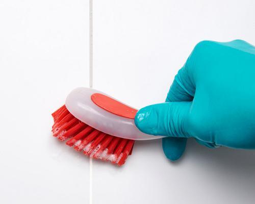 Joints de carrelage nettoyés à la brosse