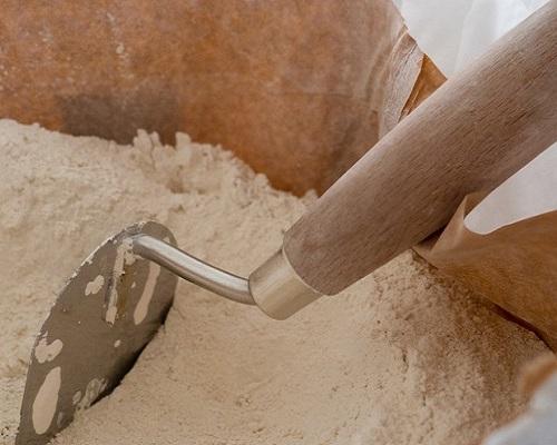 Sac de chaux avec truelle