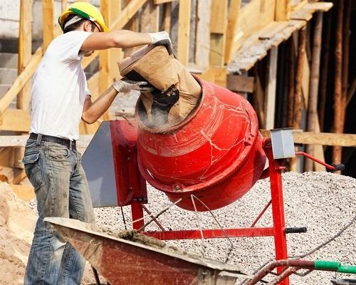 Faire du béton soi-même Opérateur faisant du béton à la bétonnière