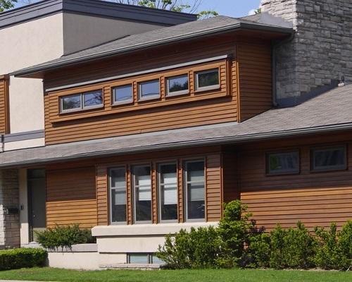 Solin posée contre mur de façade