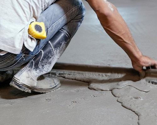 Faire du béton désactivé Opérateur réalisant un béton désactivé